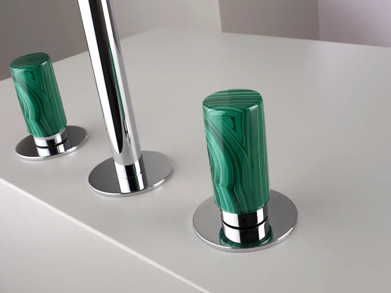 Design und Material: Armaturen mit Griffen aus Naturstein