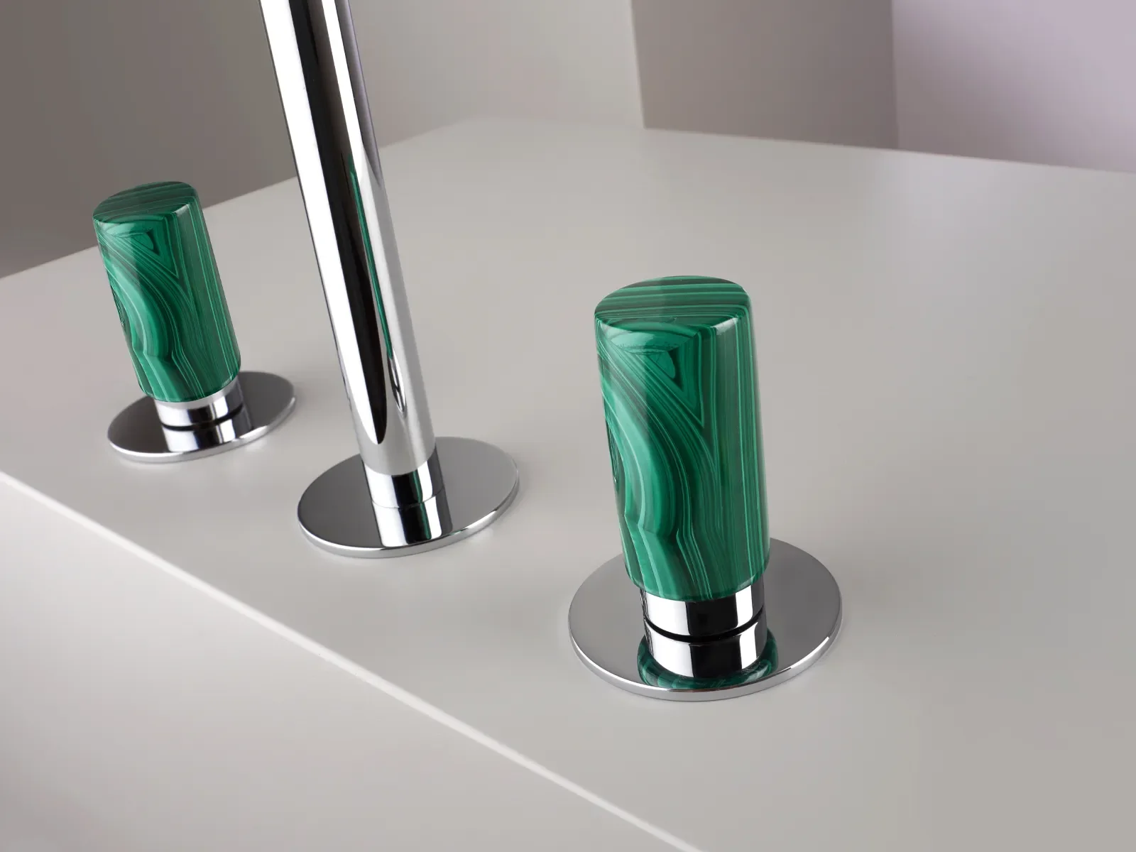 Design und Material: Armaturen mit Griffen aus Naturstein